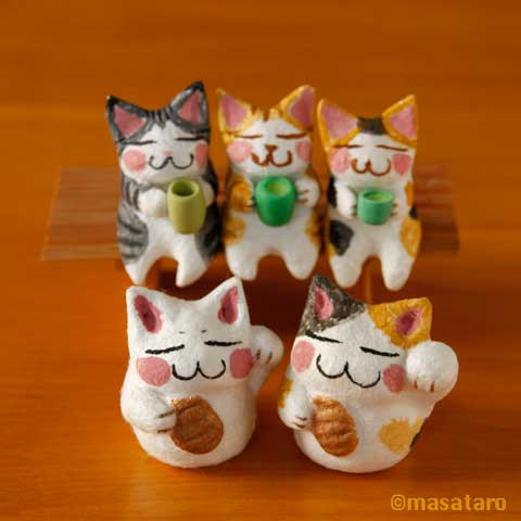 なんだか家族写真みたい♪ お茶のみ猫と招き猫