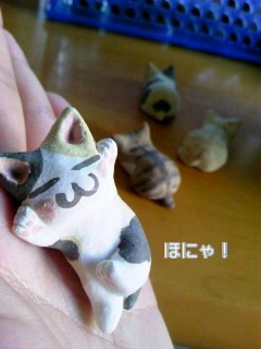 ほにゃっと寝る猫の置物